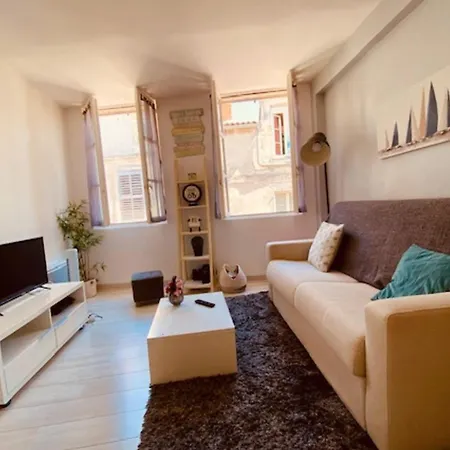 Bright Duplex 50m From The Port Of